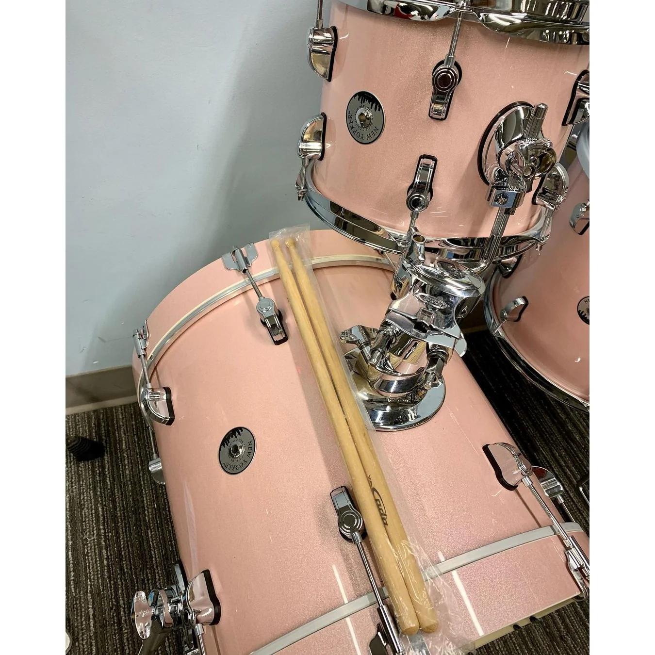 PDP - New Yorker 4-piece Drum Kit Pale Rose Sparkle PDNY1604PR - Image 4